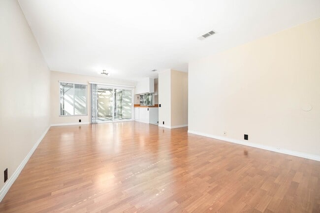 Building Photo - Spacious 4 Bedroom Townhouse in the Heart of Mira Mesa!