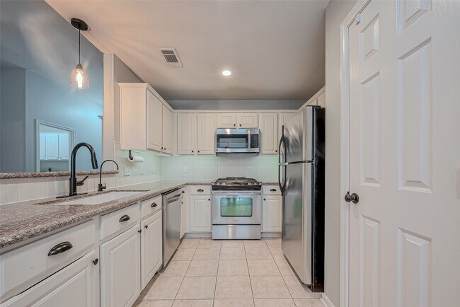 Building Photo - 7135 Woodland Oaks