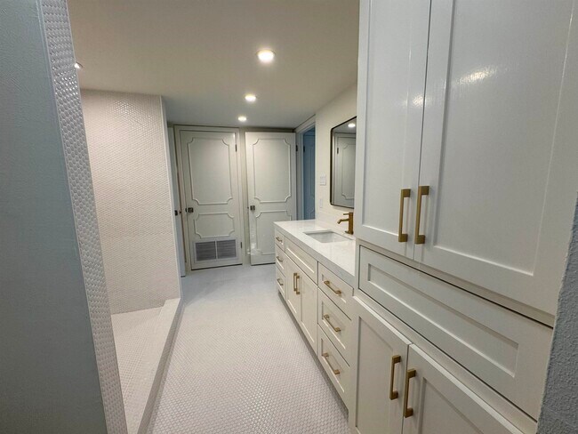 Building Photo - 13 Royale Cir