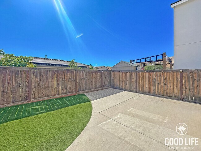 Building Photo - Stunning 2000+ sqft  4B/3BA Home in a Great Community!