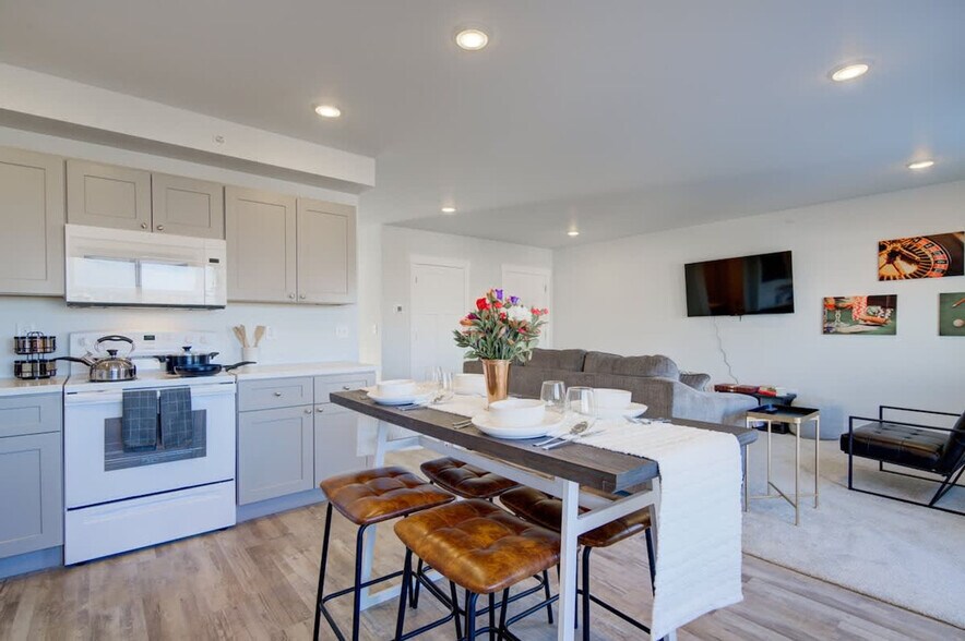 Building Photo - 5242 Fallon St