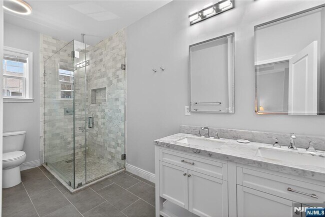 Building Photo - 117 Truman Dr