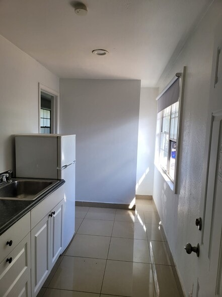 Building Photo - 325 Kenilworth Blvd