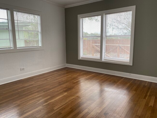 Building Photo - 433 Robert Dr