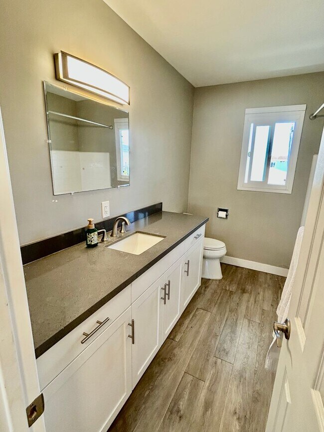 Building Photo - Bright & Modern Second-Floor Apartment – Natural Light, Comfort & Convenience!