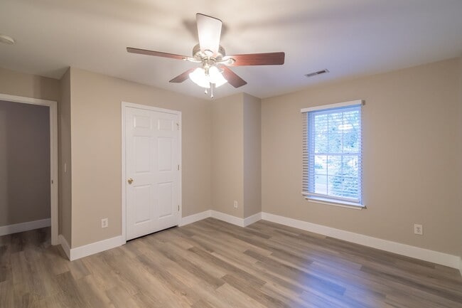 Building Photo - Cozy newly renovated 4 bedroom home on Hic...