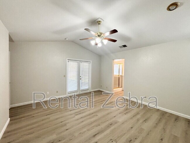 Building Photo - 746 Wren Ct