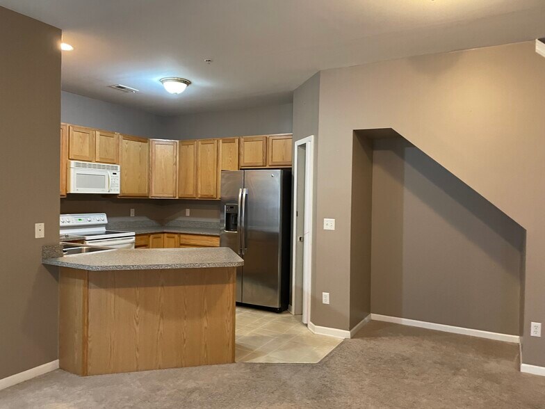 Building Photo - 10102 W Midway Ct