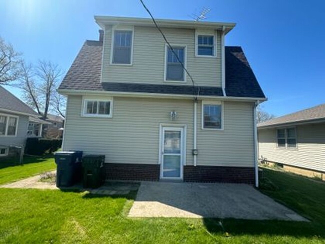 Building Photo - Great House in a great location!