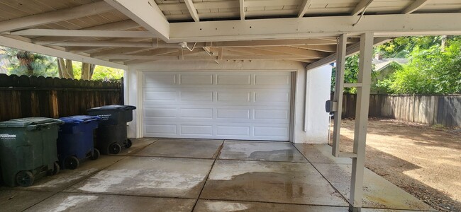 Building Photo - East Sac Charmer