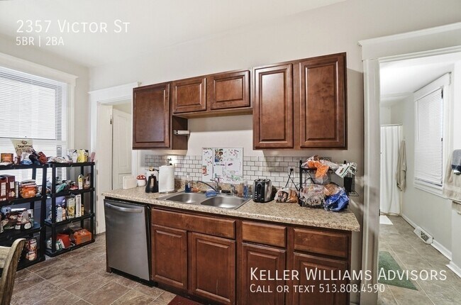 Building Photo - 2357 Victor St