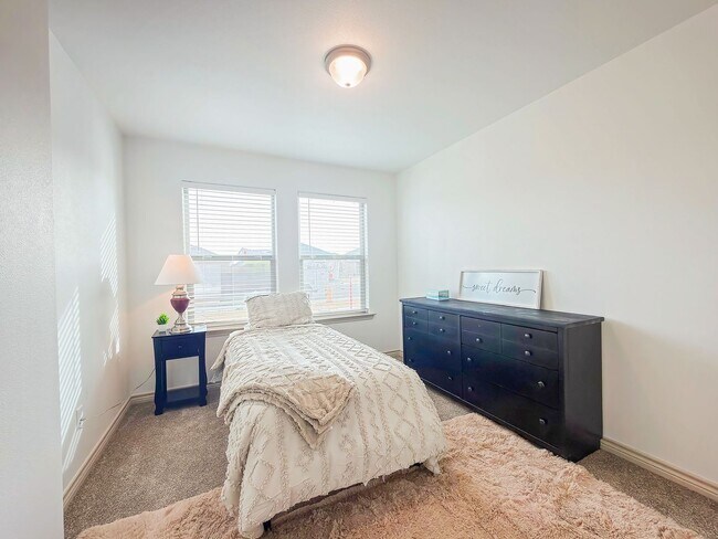 Building Photo - The Perfect Blend of Function and Luxury