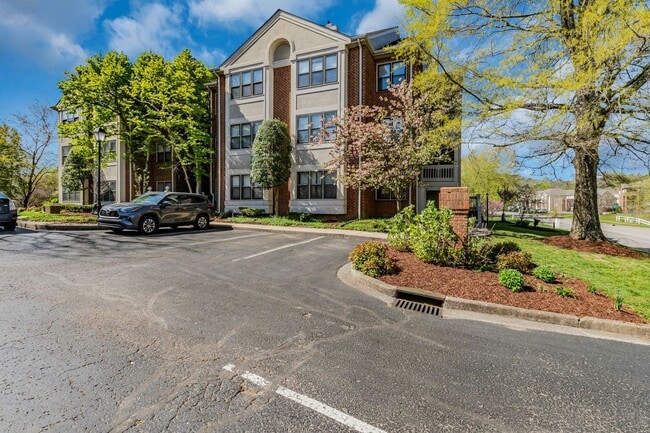 Building Photo - Awesome 2BE/2BA condo in Green Hills!