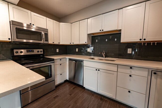 Building Photo - 935 La Posada Dr
