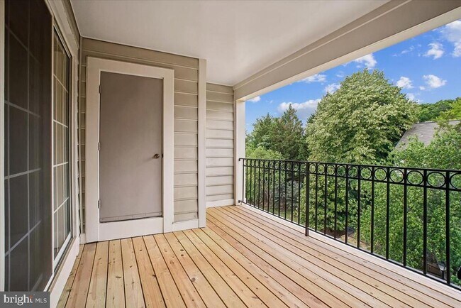 Building Photo - 1100 Quaker Hill Dr
