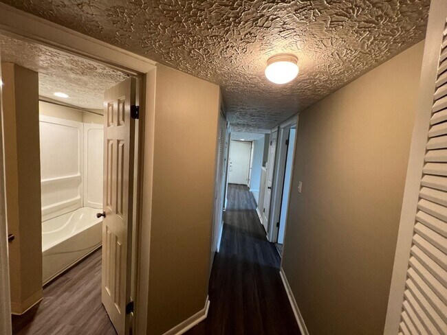 Building Photo - Spacious One Bedroom Apartment with W/D Connection!