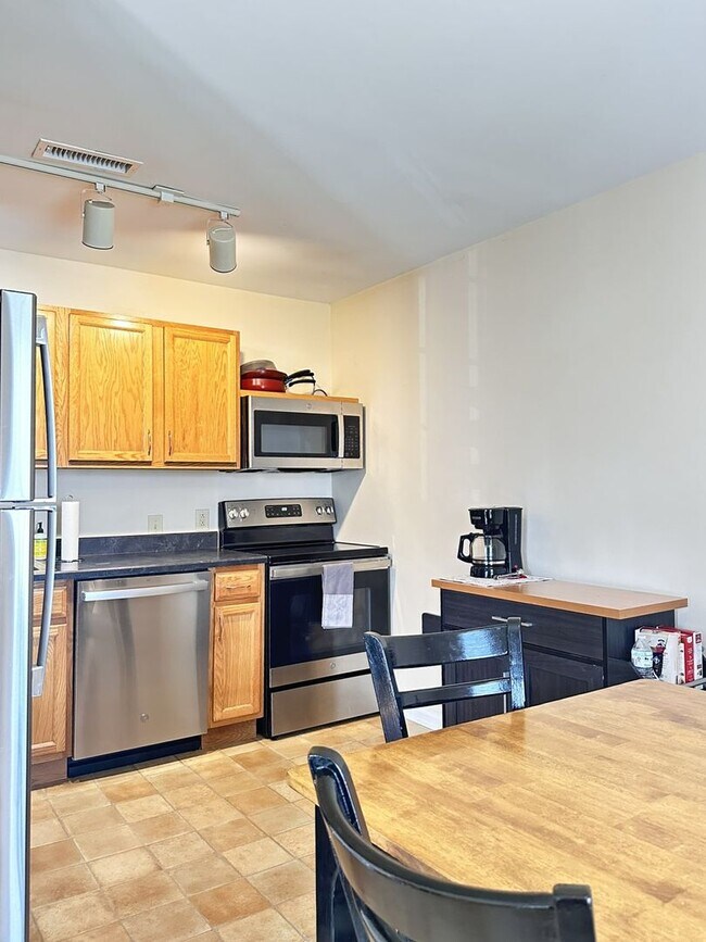 Building Photo - 1272 Villa Ln