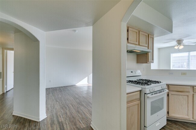 Building Photo - 698 S Racetrack Rd