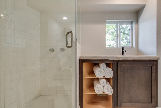 Building Photo - 1810 Lakeshore Dr