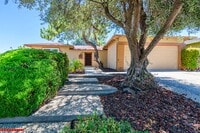 Building Photo - Lovely Blossom Valley Home
