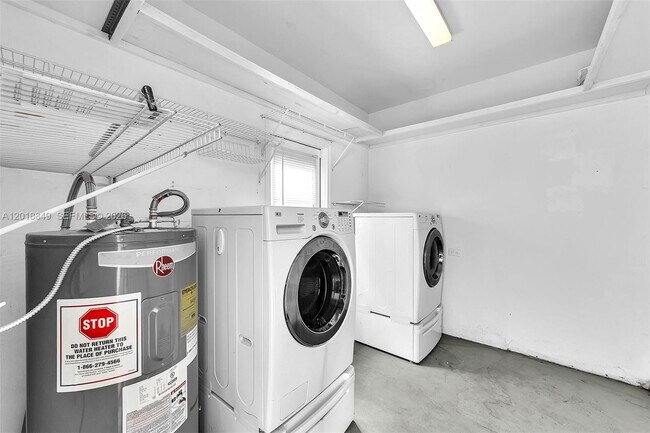 Building Photo - 1550 SW 23rd Ct