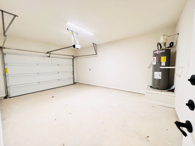 Building Photo - 10218 Lynwood Vlg