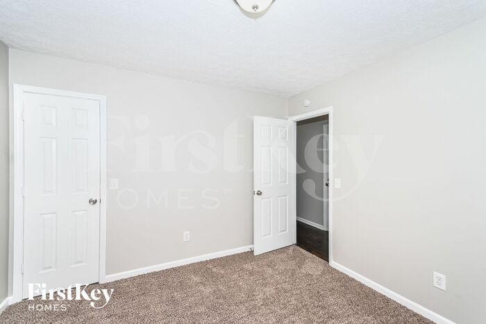 Building Photo - 1325 Oak Terrace