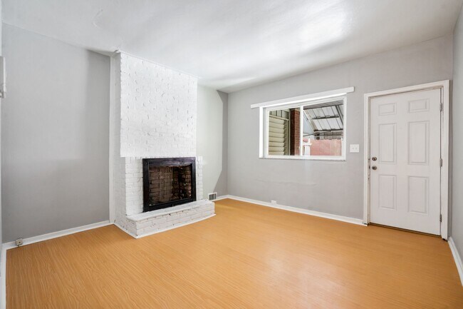 Building Photo - Renovated 2 Bed, 1.5 Bath Rowhome in Hazelwood - Central AC & Heat, Laundry - Available Now!
