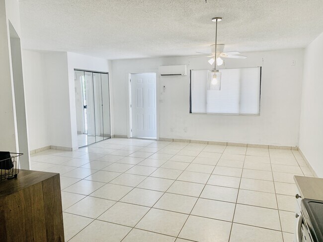 Building Photo - 826 Wiggins Pass Rd