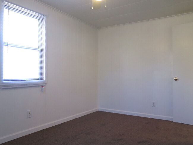 Building Photo - 2553-2555 Lloyd Rd