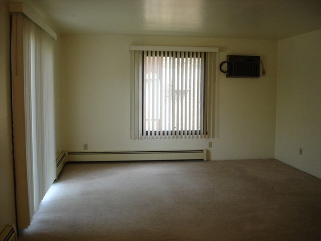 Living room - 2114 Camelot Ct
