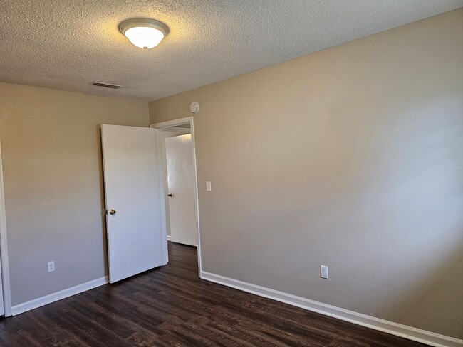 Building Photo - 5007B N. Moore Lane