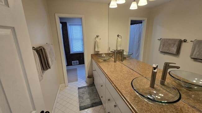 Building Photo - Charming & Spacious Home for Rent in Crystal!