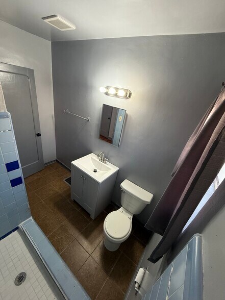 Restroom - 2527 Fort Blvd