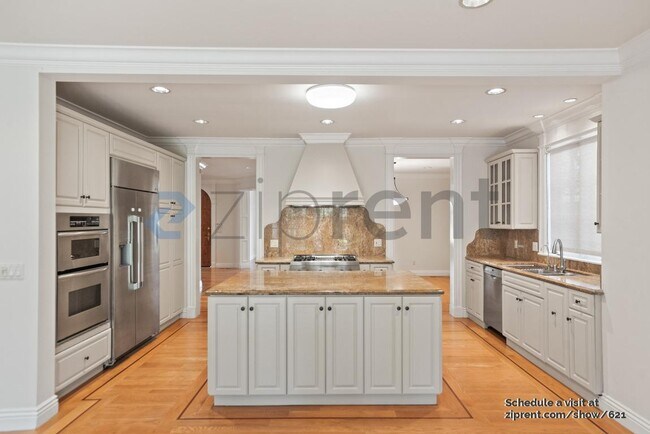 Building Photo - 1320 Drake Ave