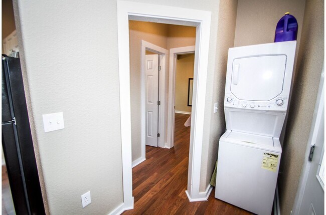 Building Photo - Renovated 1BR/1BA Downtown Home