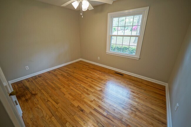 Building Photo - Sublease: Available 7/22/25 Beautiful 4/2 ...