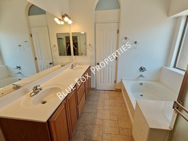 Building Photo - 5680 Shady Grove Dr
