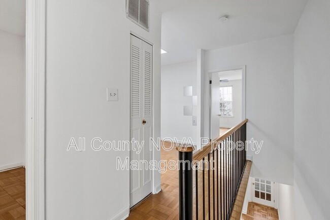 Building Photo - 123 E St SE