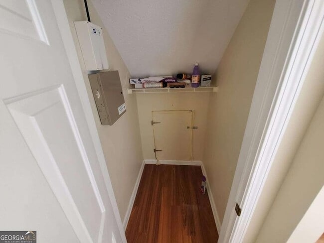 Building Photo - 5450 Twin Lakes Dr