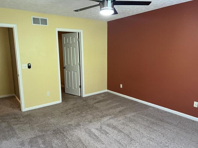 Building Photo - 5825 Crescent Ridge Dr