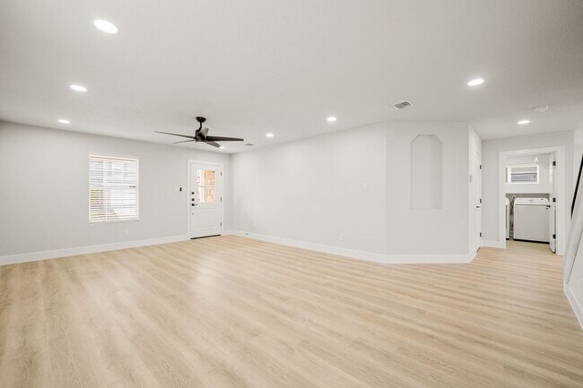 Building Photo - BEAUTIFUL 4 BEDROOM PROPERTY LOCATED IN BU...