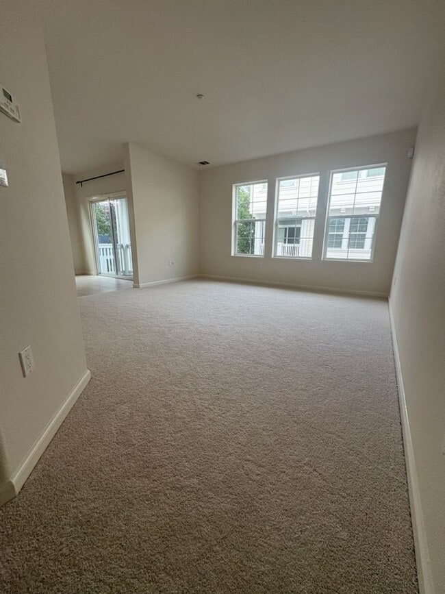 Building Photo - Beautiful Corner Unit in Marina Bay