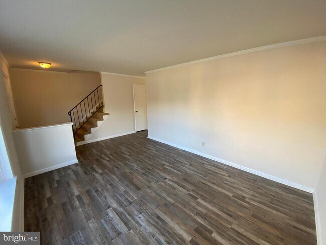 Building Photo - 300 Garfield Ct