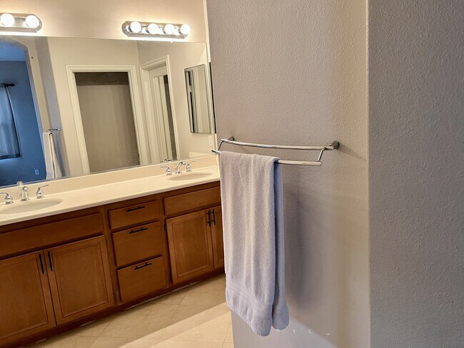 En Suite Master Bathroom w Double Vanities - 1256 Valle Ct