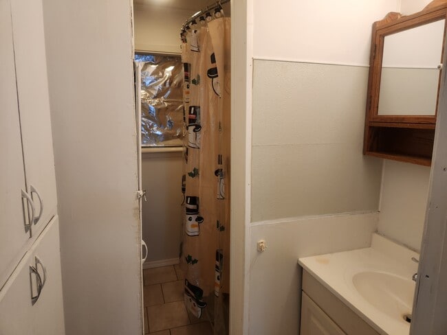 Building Photo - 1116 E Academy St