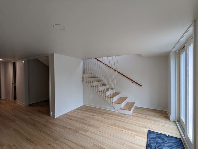 Building Photo - 4 br, 3 bath House - 2350 Boyer Ave E