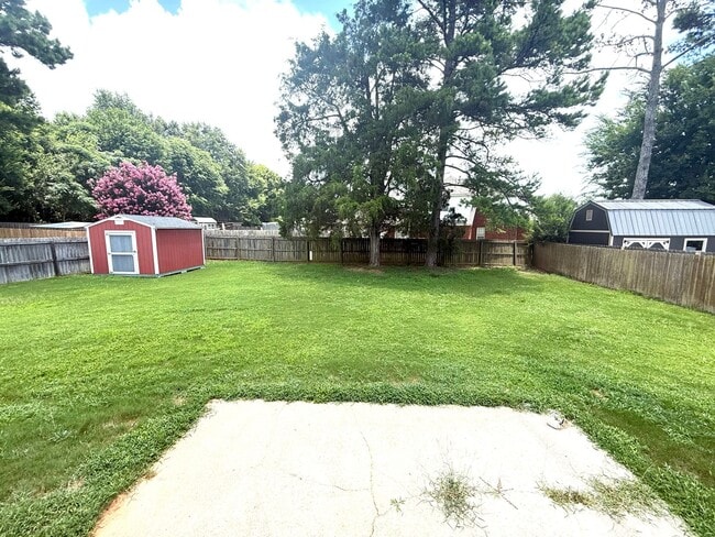 Building Photo - ** 4 bed 2 bath located by Prattville High...