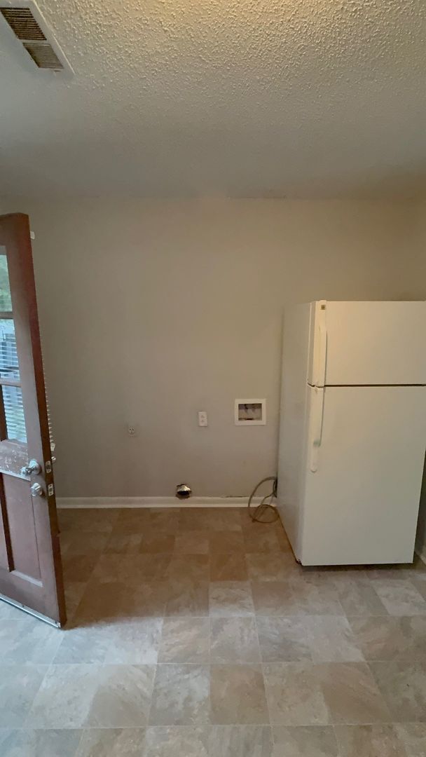 Building Photo - 2 bd 1 ba