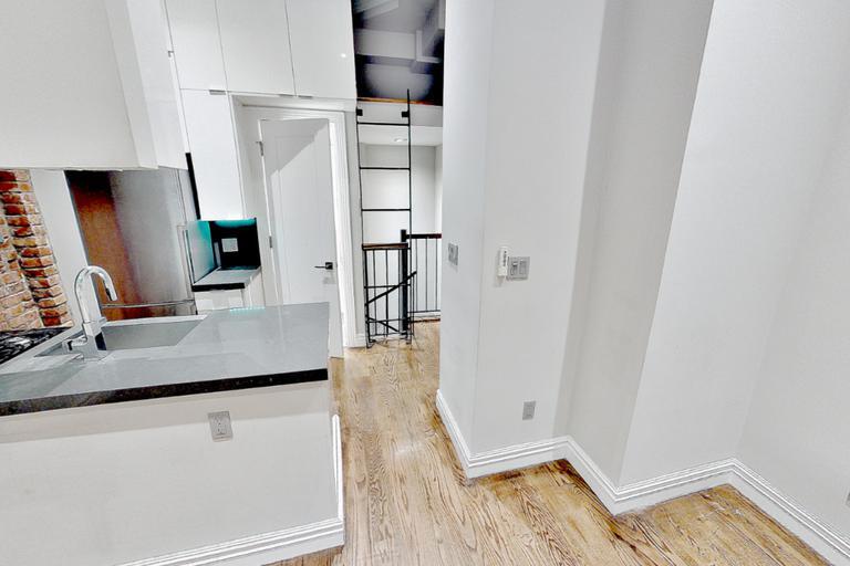 Building Photo - 345 E 5th St